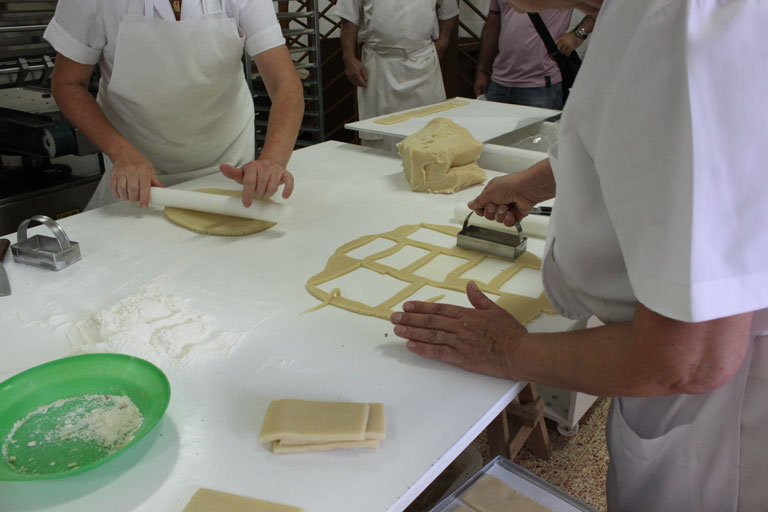 cortar pan de cadiz